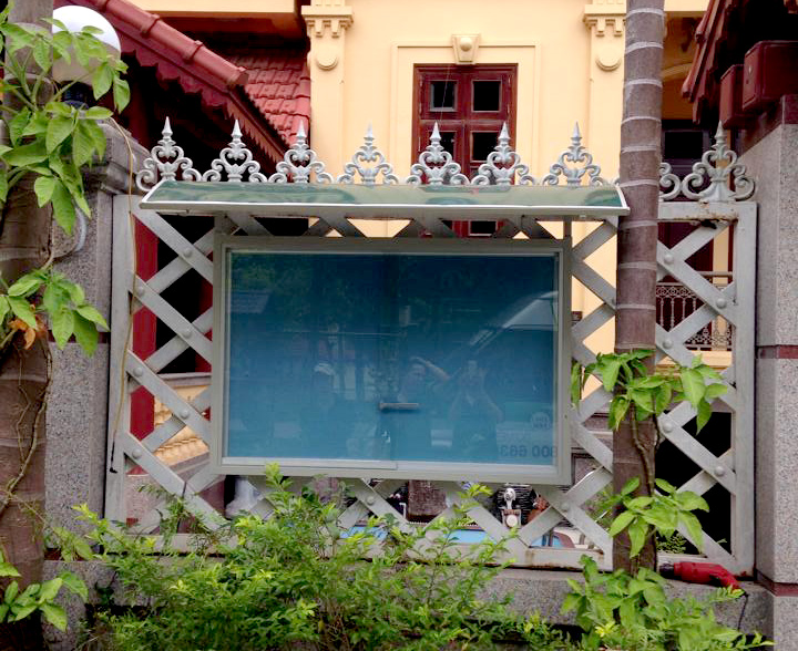 bảng tin kính lùa mái che