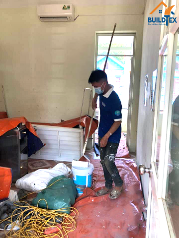 Thợ sơn Buildtex thi công bên trong công trình sở y tế Lạng Sơn