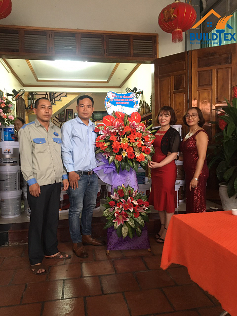 Sơn Buildtex cử đại diện đến tặng hoa chúc mừng NPP Ánh Xoan