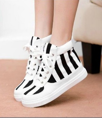 Giày Bata Sọc Đen Trắng