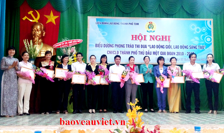 Bảo Vệ Âu Việt kỷ niệm ngày Nhà giáo Việt Nam và tuyên dương điển hình tiên tiến trong phong trào thi đua lao động giỏi - lao động sáng tạo.