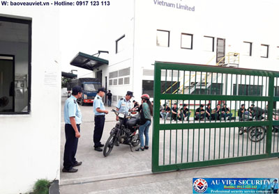 Cô gái trẻ một phen