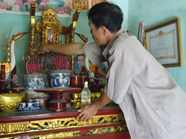 Dọn dẹp nhà cửa đón Tết, hãy cẩn trọng khi dọn bàn thờ