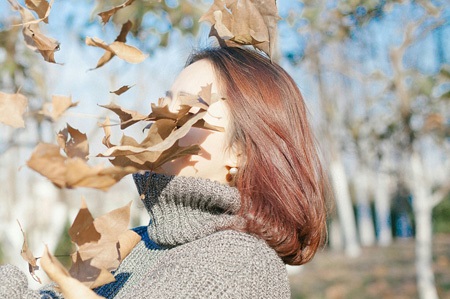 Đừng cúi đầu chỉ vì mình không xinh đẹp, hãy ngẩng cao đầu vì mình là riêng biệt và duy nhất