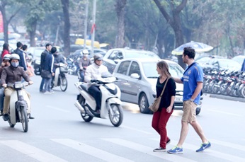 Bài học cuộc sống người nước ngoài rút ra từ việc sang đường ở Việt Nam