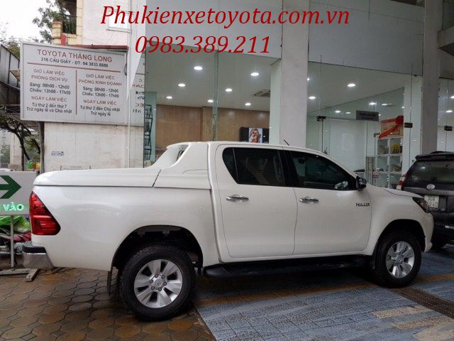 Nắp thùng xe Hilux được lắp đặt chính hãng Toyota.