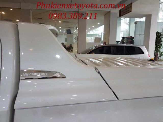 Chữ carryboy được gắn trên thân nắp thùng xe bán tải Hilux