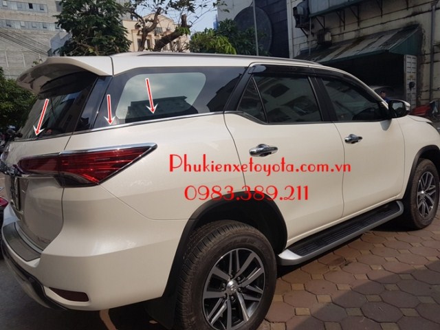 Nẹp chân kính xe Fortuner màu trắng