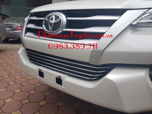 Xe Fortuner màu trắng lắp mặt ca lăng.