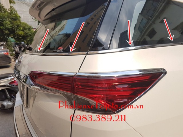 Viền chân kính cong lắp lên cửa hậu xe Fortuner 2017