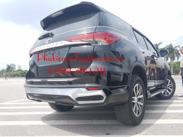 Viền cong kính trên của hậu xe Fortuner 2017