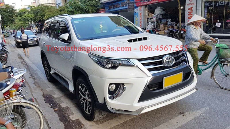 Xe fotuner máy dầu màu trắng độ body kit