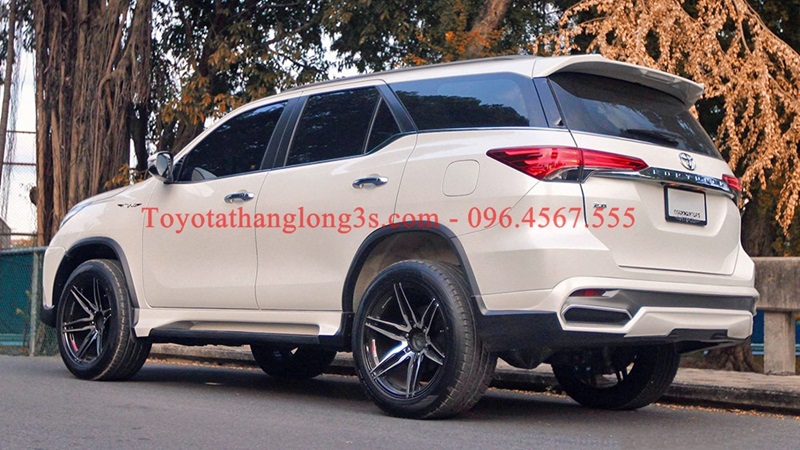 cản sau của bộ body kít xe fortuner 2017