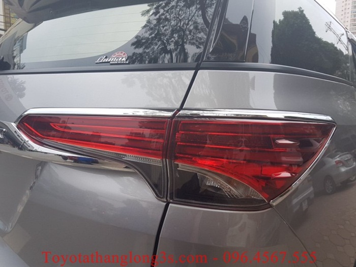 Một kiểu dáng thứ 2 của viền đèn hậu xe Fortuner