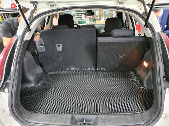 Lắp thảm cao su cốp sau cho xe Nissan Juke