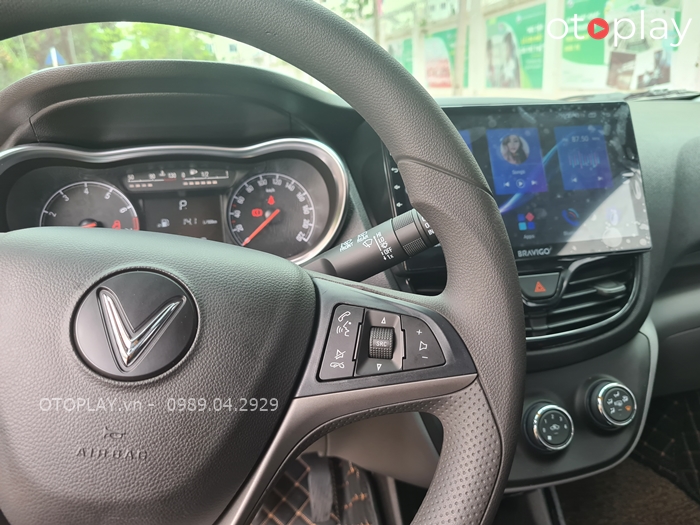 h ảnh cận cảnh nút chỉnh âm thanh trên vô lăng xe Vinfast Fadil