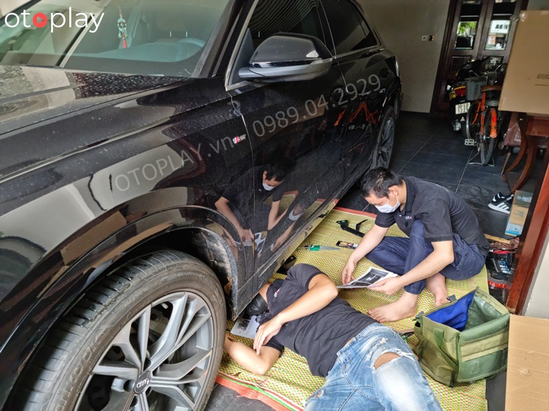 lắt đặt bậc chân Audi A8 tận nhà cho khách hàng.