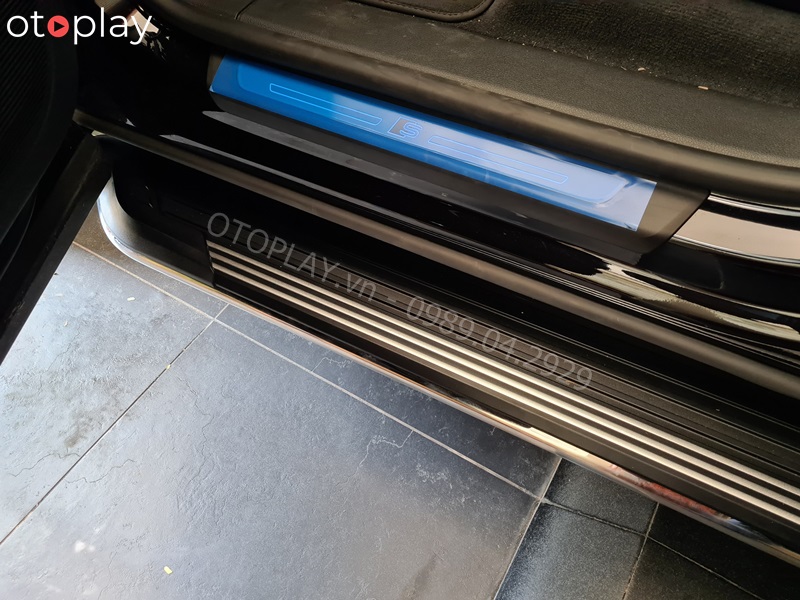 Bậc bước chân Audi Q8 giúp cho chiếc xe trở nên khỏe khoắn mạnh mẽ hơn