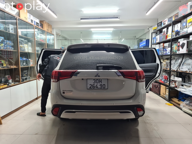Xe Mitsubishi Outlander lắp bậc bước chân tại OTOPLAY