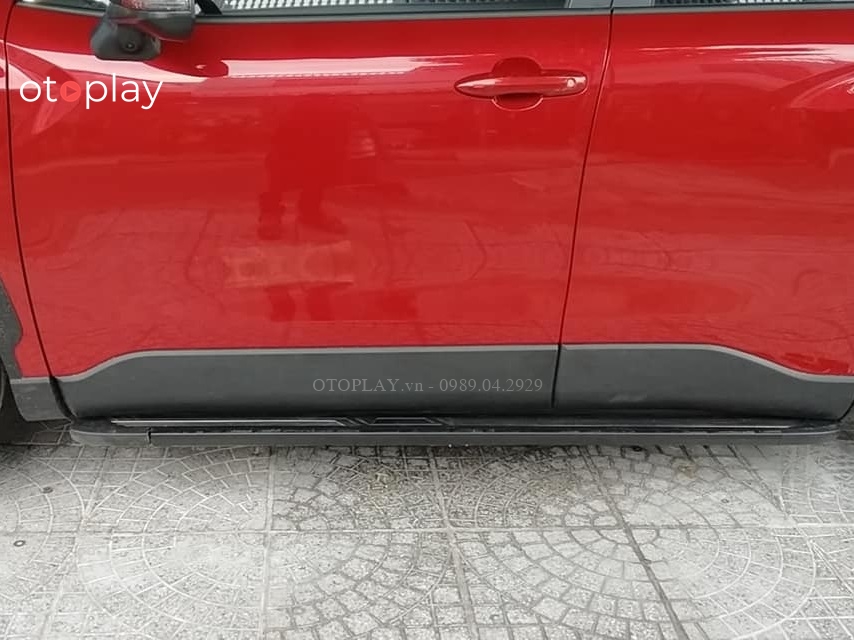 Bậc bước chân xe Toyota Cross sang trọng và tiện dụng