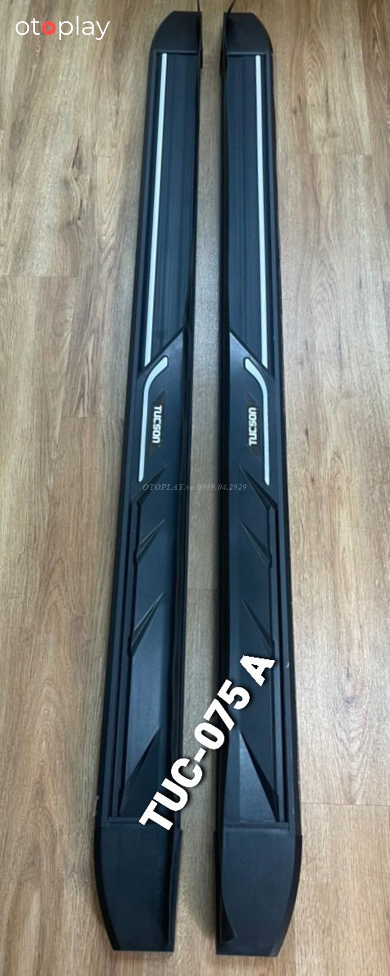 Bậc chân Tuc-075A in chữ Tucson trắng và đường nét nổi bật màu trắng đẹp lạ