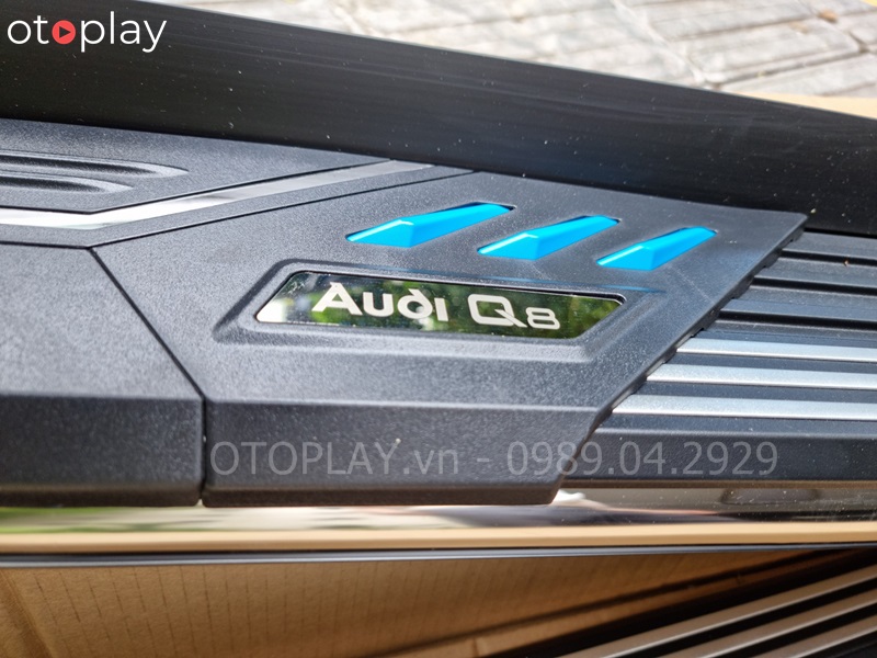 Logo Audi Q8 khắc trên bậc chân
