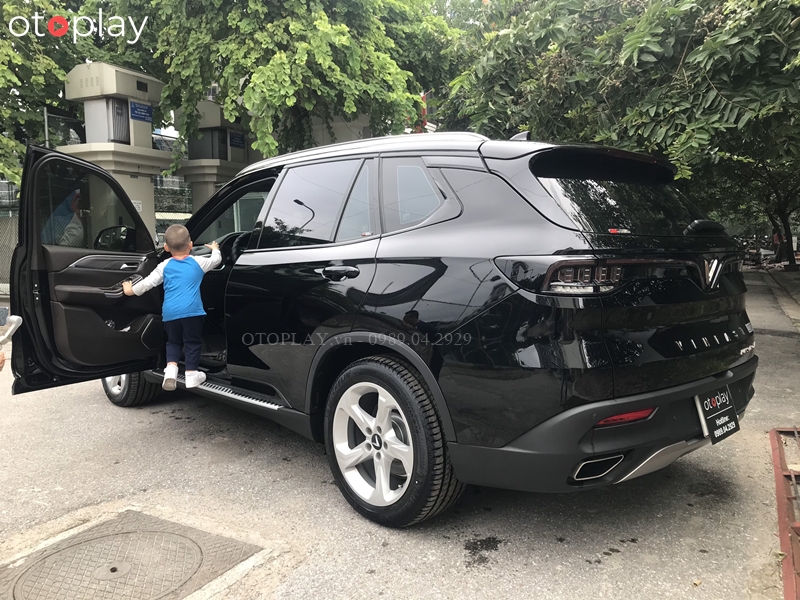 Bậc dẫm chân thuận tiện cho phụ nữ và trẻ em khi lên xuống xe