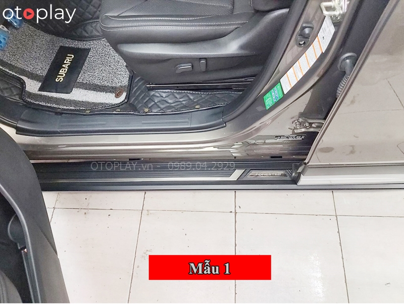 Bậc bước chân Subaru Forester có logo Forester trên 2 bậc