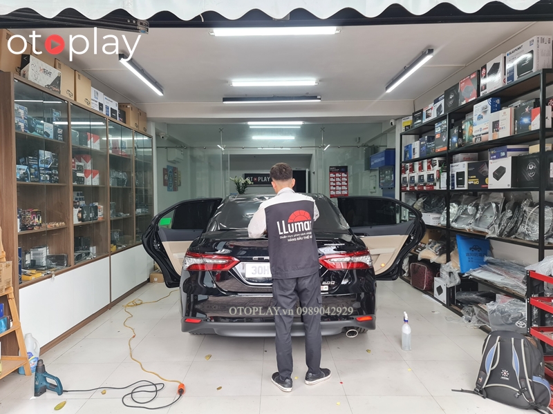 KTV dán phim cách nhiệt Llumar cho kính hậu