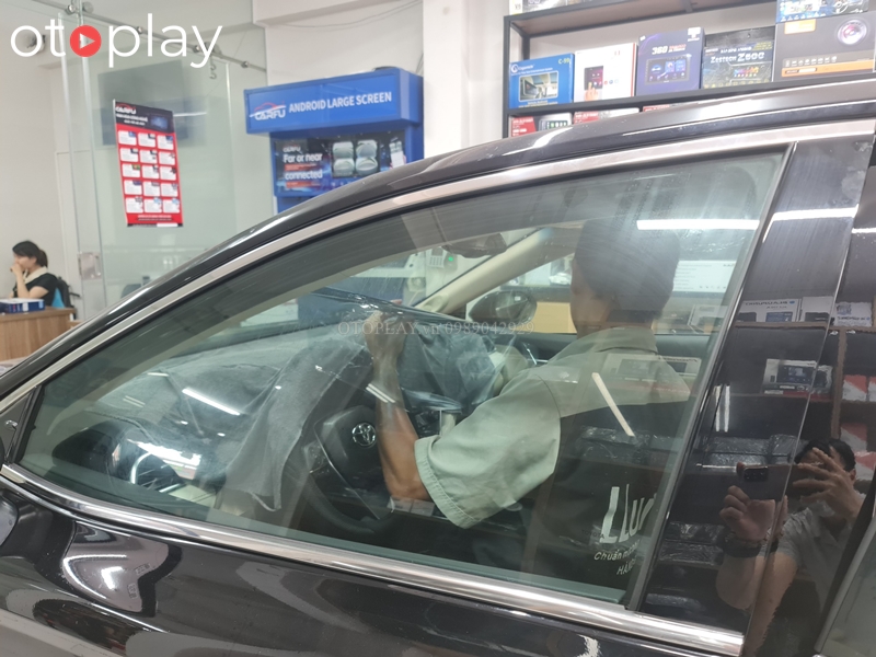 KTV dán phim cách nhiệt Llumar cho kính lái