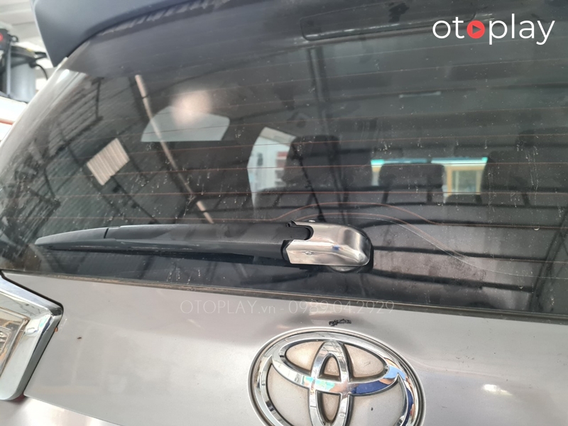 Bảo vệ gạt mưa lắp cho gạt mưa sau Innova