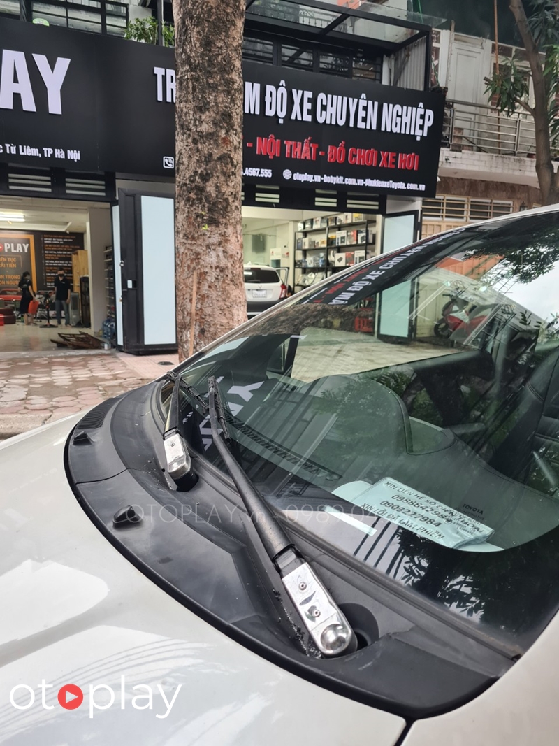 Bảo vệ gạt mưa Yaris lắp đặt tại OTOPLAY