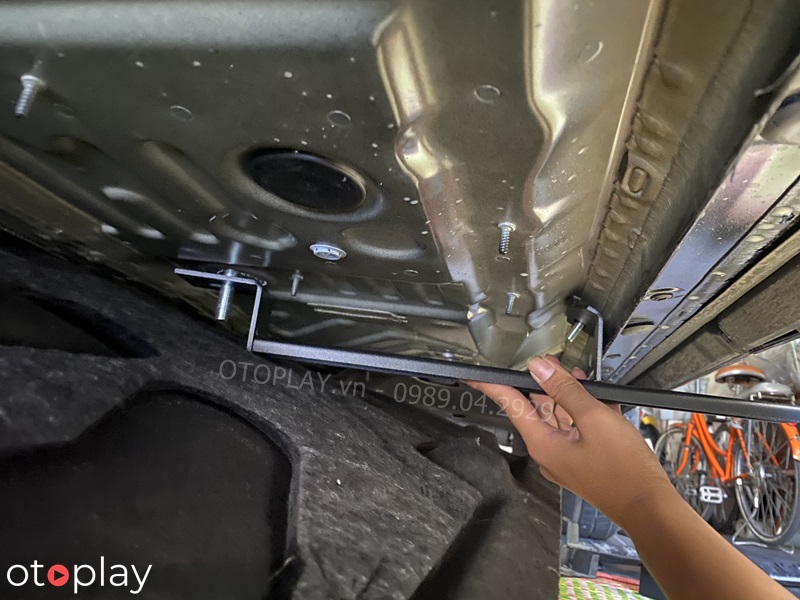 bắt chân lắp bậc chân vào khung xe Audi Q8