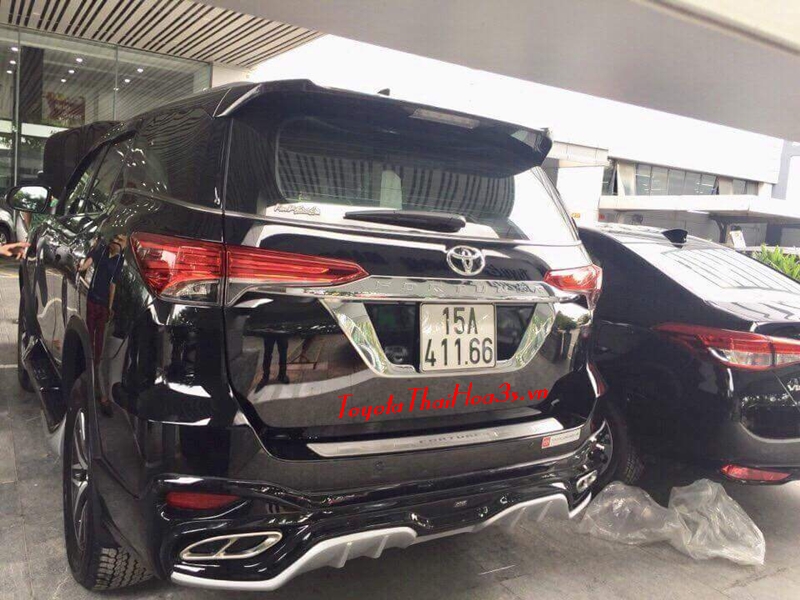 Màu đen sơn điểm nhấn phía dưới màu bạc