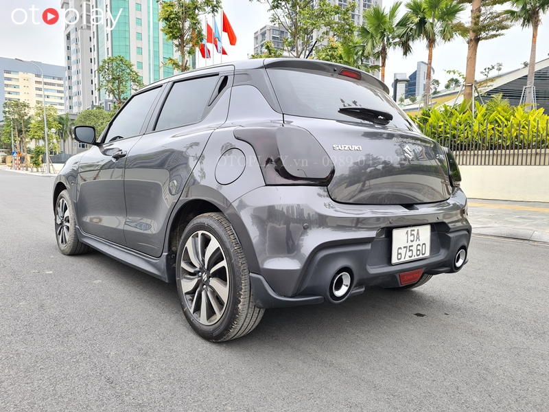 Cản sau được sơn theo màu xe và ốp vân các bon vô cùng nổi bật