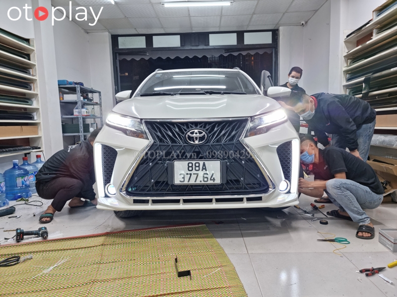 Thi công lắp Bodykit Lexus cho xe Toyota Rush tại OTOPLAY