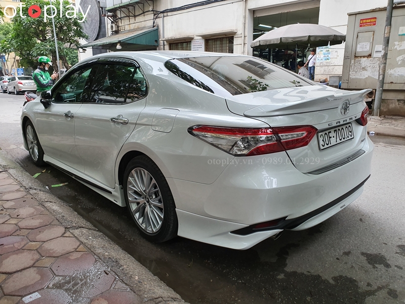 Xe Camry độ bodykit TRD cùng đuôi gió sau