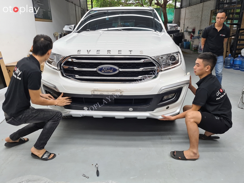 Thợ kỹ thuật OTOPLAY lắp bodykit cho xe Everest