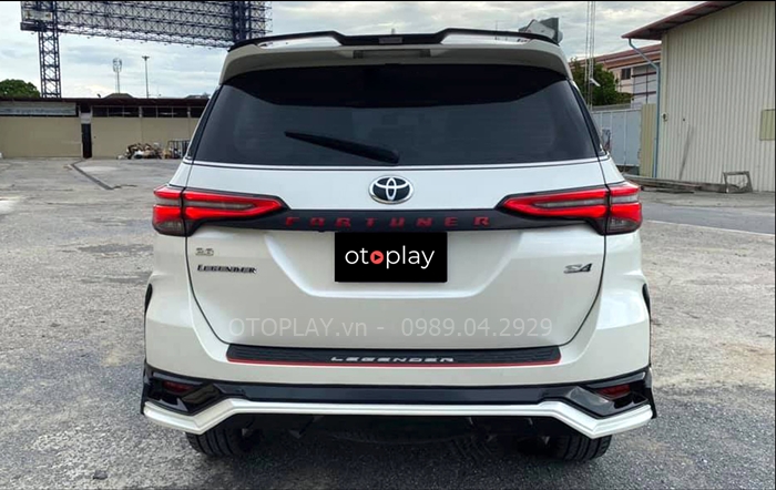 Độ Bodykit Fortuner Legender Ốp lưng đuôi xe giúp xe trở nên mạnh mẽ thể thao rất nhiều