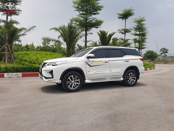 Phần thân xe với ốp 4 cánh của dạng to bản