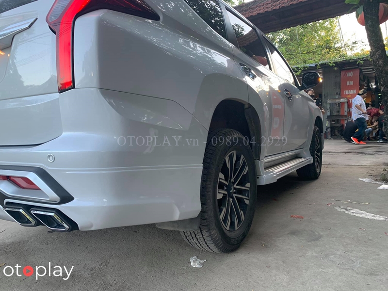 Ốp bậc lên xuống bên phải của Bodykit Pajero Sport mẫu RBS Thái Lan độ trên xe