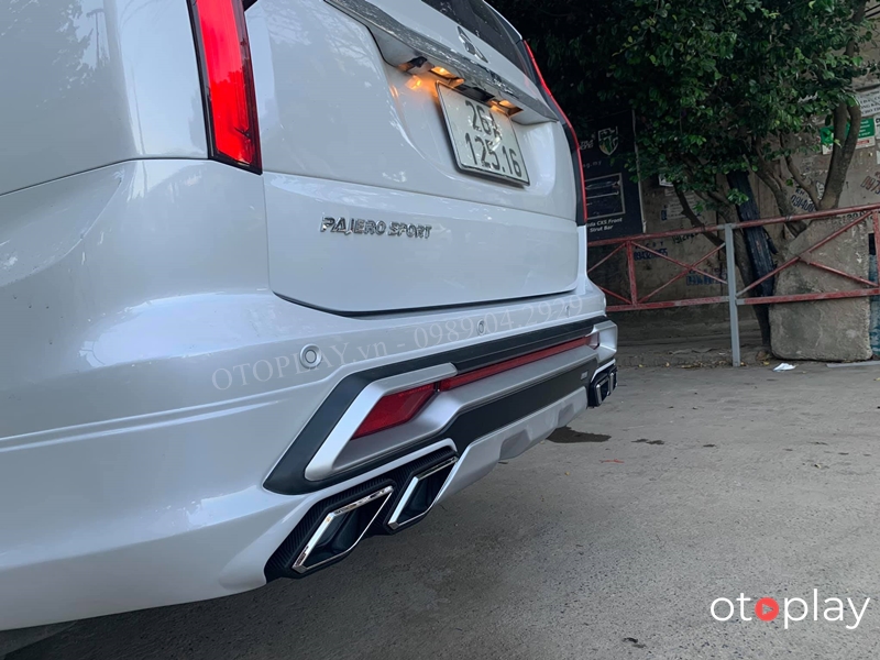 Cận cảnh Ốp cản sau của bộ Bodykit Pajero Sport mẫu RBS Thái Lan được lắp trên xe