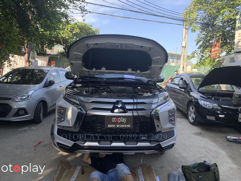 Thợ kỹ thuật đang lắp đặt Bodykit mẫu RBS Thái Lan cho Pajero Sport lắp tại Việt Nam