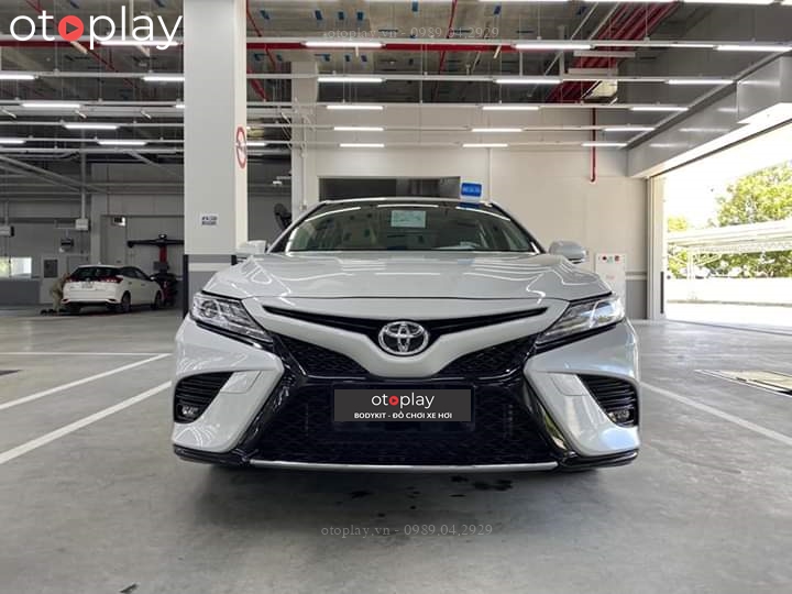 Xe Toyota Camry màu trắng độ bodykit SE Mỹ