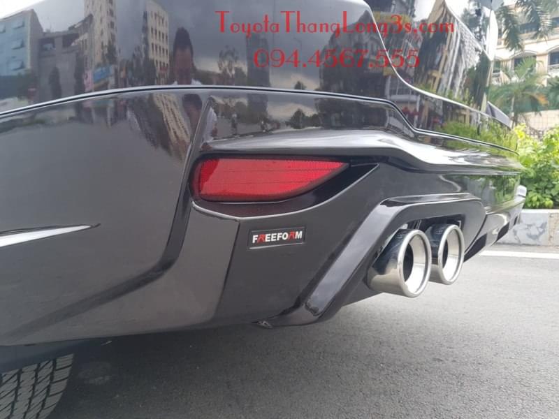 Thương hiệu FreeForm được dập trên thân cản sau