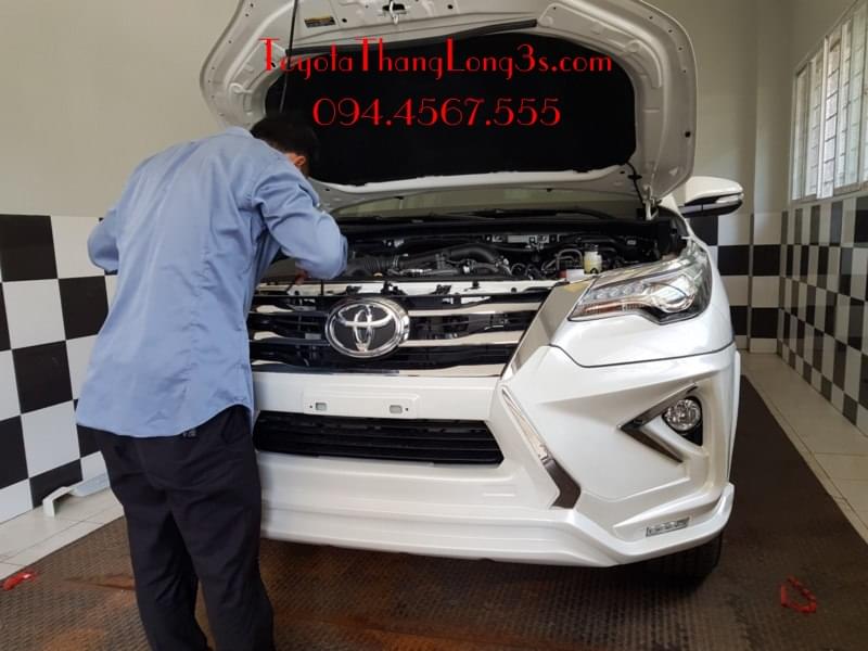 Lắp bodykit cho xe Fortuner màu trắng tại Toyota Thăng Long