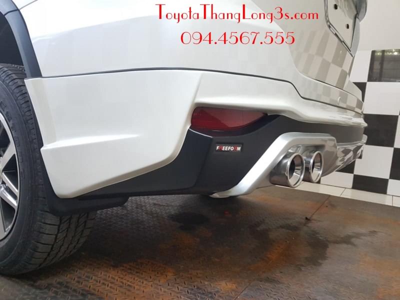 Đuôi xe Fortuner máy xăng 2 cầu màu trắng lắp bodykit thương hiệu FreeForm của Thái Lan