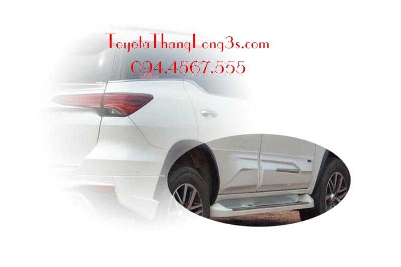 Ốp cánh cửa xe Fortuner màu trắng ngọc trai