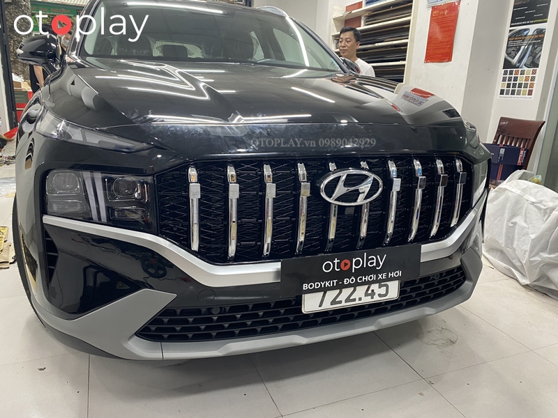 Mặt ca lăng hầm hố, các thanh dọc sáng bóng xe trở nên thu hút hơn