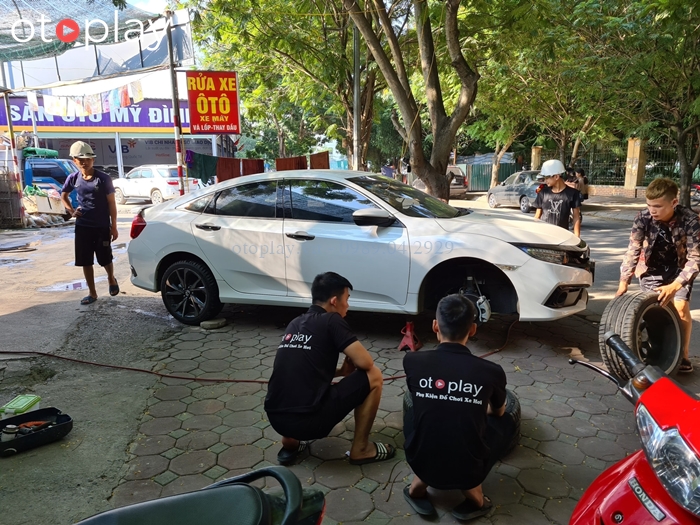 Ra lốp để lắp van cảm biến áp suất lốp (van trong)